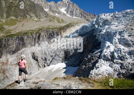 Wanderer nach oben auf die Seracs auf das Mer de Glace, in der Nähe von Chamonix. Stockfoto