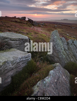 Einen nebligen Herbst Sonnenaufgang über Nidderdale aus High Crag Ridge in der Nähe von Pateley Bridge und Gewächshäuser in Yorkshire, England Stockfoto