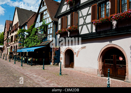 Kaysersberg, Elsass, Frankreich, 13.-16. Jahrhundert mittelalterliche Walled Stadt, Kirche, Geschäfte, Schilder, Hotels, gepflasterten Altstadtgassen, Fluss, Häuser. Stockfoto