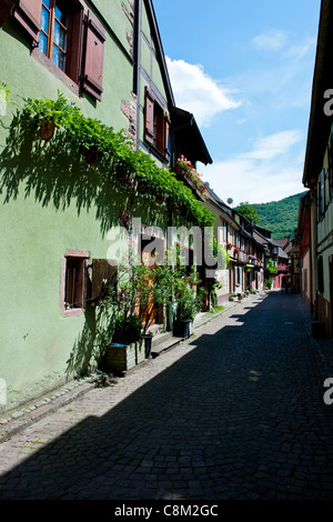 Kaysersberg, Elsass, Frankreich, 13.-16. Jahrhundert mittelalterliche Walled Stadt, Kirche, Geschäfte, Schilder, Hotels, gepflasterten Altstadtgassen, Fluss, Häuser. Stockfoto