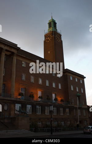 Norwich City Council Guildhall-Büros in der Dämmerung, aus dem Market Square, Norwich, Norfolk Stockfoto