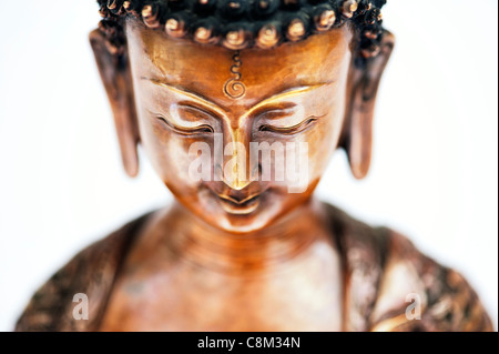 Buddha-Statue auf weißem Hintergrund Stockfoto