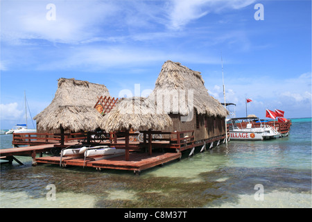 Ramon's Village Dive Center, San Pedro, Ambergris Caye (aka La Isla Bonita), Barrier Reef, Belize, Karibik, Zentral- und Lateinamerika Stockfoto