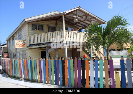 Vor der Schule, San Pedro, Ambergris Caye Ambergris Straße (aka La Isla Bonita), Belize, Karibik, Zentral- und Lateinamerika Stockfoto