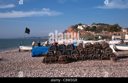 Budleigh Salterton, Strand mit Hummer Töpfe und Boote, Felsen im Hintergrund, Devon, England, Großbritannien Stockfoto