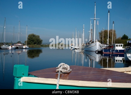 Exeter Ship Canal, von Rasen Lock, Boote in ruhigem Wasser gesehen, Exeter, Devon, England, Großbritannien Stockfoto