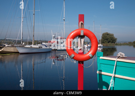 Exeter Ship Canal, Rettungsring, von Rasen Lock, Boote in ruhigem Wasser gesehen, Exeter, Devon, England, Großbritannien Stockfoto