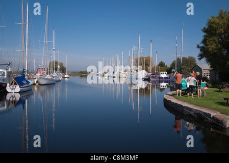 Exeter Ship Canal, von Rasen Lock, Boote in ruhigem Wasser gesehen, Exeter, Devon, England, Großbritannien Stockfoto