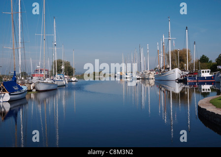Exeter Ship Canal, von Rasen Lock, Boote in ruhigem Wasser gesehen, Exeter, Devon, England, Großbritannien Stockfoto