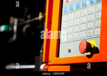 Komplexe Computer Maschinensteuertafel mit Notruftaste Stockfoto