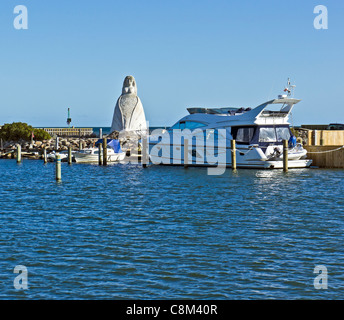 Die Statue, die Fruen Fra Havet (die Frau vom Meer) in Saeby Hafen Jütland Dänemark Stockfoto