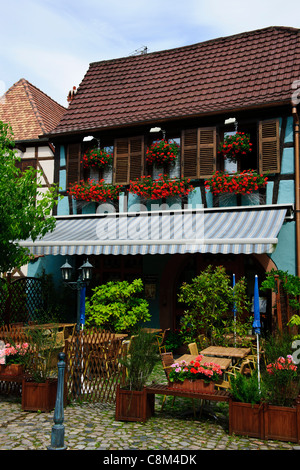 Kaysersberg, Elsass, Frankreich, 13.-16. Jahrhundert mittelalterliche Walled Stadt, Kirche, Geschäfte, Schilder, Hotels, gepflasterten Altstadtgassen, Fluss, Häuser. Stockfoto