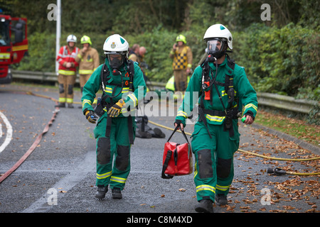 Sanitäter tragen von Sauerstoffmasken und Feuer Crew besuchen eine Straße Unfall Verkehrssimulation in East Yorkshire, UK Stockfoto