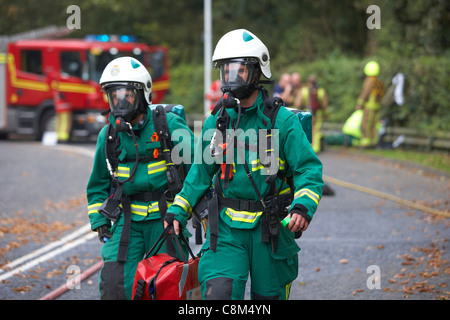 Sanitäter tragen von Sauerstoffmasken und Feuer Crew besuchen eine Straße Unfall Verkehrssimulation in East Yorkshire, UK Stockfoto