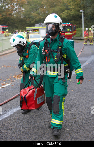 Sanitäter tragen von Sauerstoffmasken und Feuer Crew besuchen eine Straße Unfall Verkehrssimulation in East Yorkshire, UK Stockfoto