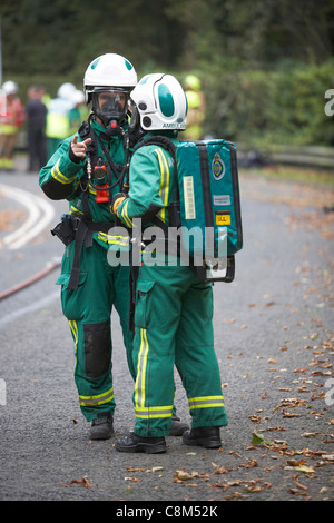 Sanitäter tragen von Sauerstoffmasken besuchen eine Straße Unfall Verkehrssimulation in East Yorkshire, UK Stockfoto