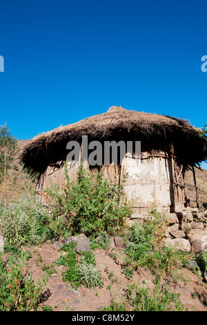 Traditionellen strohgedeckten Tukul auf einem Hügel in der Nähe von Yemrehanna Kristos außerhalb Lalibela im Norden Äthiopiens, Afrika. Stockfoto