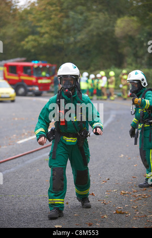 Sanitäter tragen von Sauerstoffmasken und Feuer Crew besuchen eine Straße Unfall Verkehrssimulation in East Yorkshire, UK Stockfoto