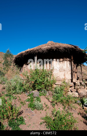 Traditionellen strohgedeckten Tukul auf einem Hügel in der Nähe von Yemrehanna Kristos außerhalb Lalibela im Norden Äthiopiens, Afrika. Stockfoto