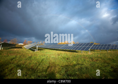 Regenbogen über elektrische Sonnensegel Stockfoto