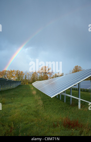 Regenbogen über elektrische Sonnensegel Stockfoto