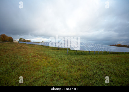 Regenbogen über elektrische Sonnensegel Stockfoto