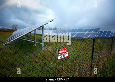 Regenbogen über elektrische Sonnensegel Stockfoto