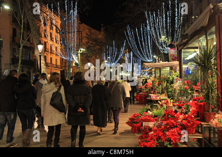 Menschen, die ein Spaziergang in der Weihnachtszeit auf der Rambla de Les Flors auf Las Ramblas, Barcelona, Katalonien, Spanien Stockfoto