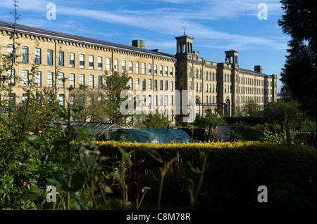 Salts Mill in Saltaire, Bradford UK beherbergt die 1853-Galerie mit Arbeiten des Künstlers David Hockney Stockfoto