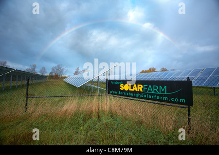 Regenbogen über elektrische Sonnensegel Stockfoto