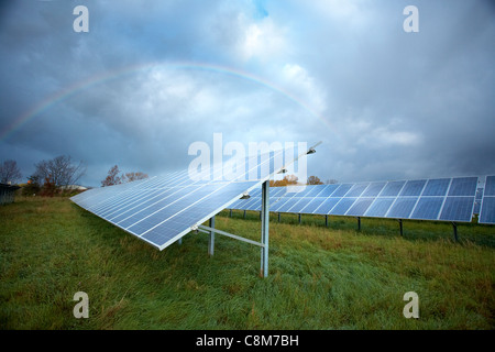 Regenbogen über elektrische Sonnensegel Stockfoto