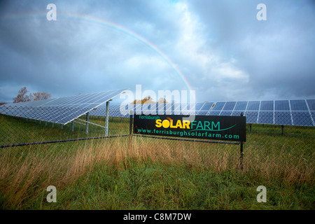 Regenbogen über elektrische Sonnensegel Stockfoto