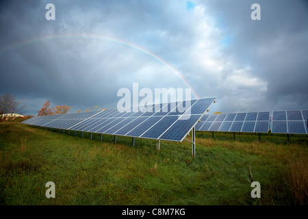 Regenbogen über elektrische Sonnensegel Stockfoto