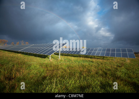 Regenbogen über elektrische Sonnensegel Stockfoto