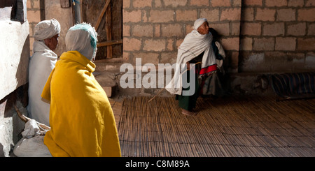 Orthodox, christliche Pilger in die Felsen gehauene Kirche von Yemrehanna Kristos in der Nähe von Lalibela im Norden Äthiopiens, Afrika. Stockfoto
