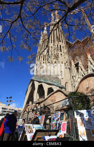 Einkaufen auf dem Kunstmarkt am Placa De La Sagrada Familia, an Weihnachten in Barcelona, Katalonien, Spanien Stockfoto