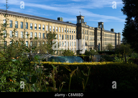 Salts Mill in Saltaire, Bradford UK beherbergt die 1853-Galerie mit Arbeiten von weltweit berühmten Künstler David Hockney Stockfoto