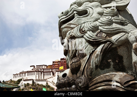 Lhasa, Tibet: Stein Löwe an der Pforte des Potala-Palast Stockfoto