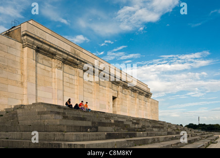 Zeppelin-Feld (Zeppelinfeld)-Tribüne auf Nazi Party Rally Grounds (Reichsparteitagsgelände) in Nürnberg (Nürnberg), Deutschland Stockfoto