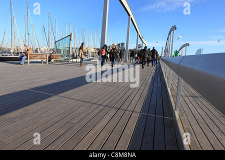 Menschen zu Fuß auf der Rambla de Mar Gehweg am Port Vell, dem alten Hafen, Barcelona, Spanien Stockfoto