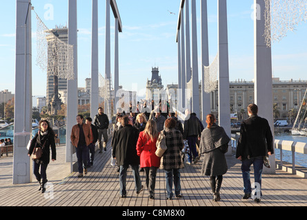 Menschen zu Fuß auf der Rambla de Mar Gehweg am Port Vell, dem alten Hafen, Barcelona, Spanien Stockfoto