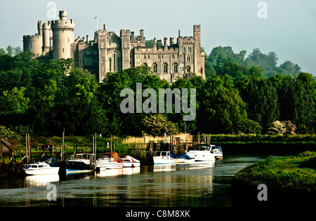 Arundel Castle, South Downs National Park West Sussex mit Boote vertäut am Fluss Arun an einem sonnigen Sommermorgen. Stockfoto