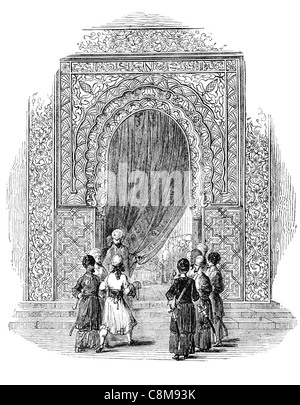 Maurischen Eingang Tür Berber islamischen Muqarnas Hufeisen Bogen Bögen Gewölbesteine Kuppeln Kuppel zinnengekrönten Lanzette Rinnenplatte Fliese Fliesen Stockfoto