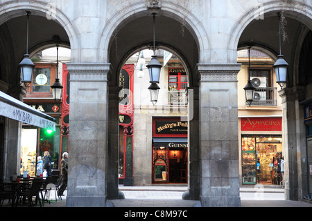 Auf der Suche durch die Bögen von Placa Reial, Carrer de Ferran, im gotischen Viertel in Barcelona zur Weihnachtszeit Stockfoto