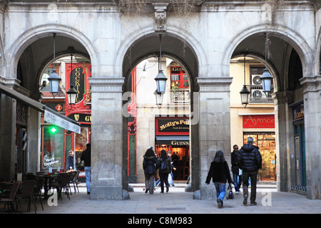 Auf der Suche durch die Bögen von Placa Reial, Carrer de Ferran, im gotischen Viertel in Barcelona zur Weihnachtszeit Stockfoto