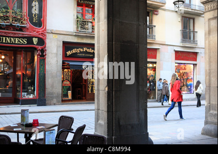 Auf der Suche durch die Bögen von Placa Reial, Carrer de Ferran, im gotischen Viertel in Barcelona zur Weihnachtszeit Stockfoto