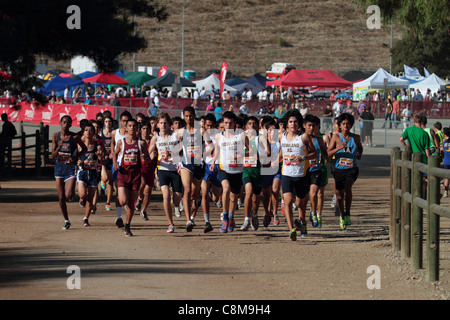 Amerikanische High School Jungen Querfeldeinläufer im Mt Sac Invitational in Nussbaum Kalifornien USA Stockfoto