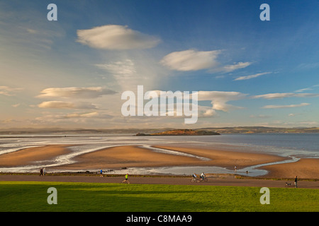 Spaziergänger, Jogger und Radfahrer auf Cramond Vorland, Edinburgh Stockfoto