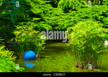 Schöner Garten mit Teich Stockfoto