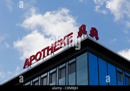 Rote deutsche Apotheke Apotheke Schild über Gebäude in Bielefeld Deutschland Stockfoto